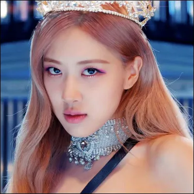 Rosé conduit une voiture dans "Kill This Love". Quel mot figure sur la plaque de la voiture ?