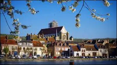 Cette petite ville de 5000 habitants du département de Yonne, située au sud de Sens, c'est Villeneuve sur ...