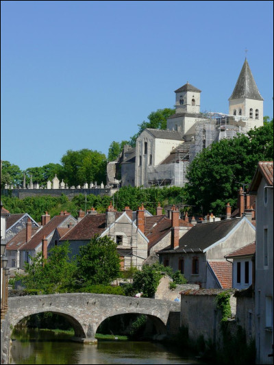 Cette petite ville de 5200 habitants, située dans le nord de la Côte-d'Or, aux confins de l'Aube et de l'Yonne, c'est Châtillon sur ...