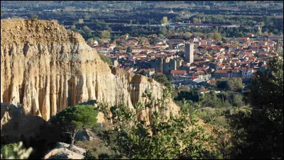 Cette petite ville de 5500 habitants du département des Pyrénées-Orientales, c'est Ille sur ...