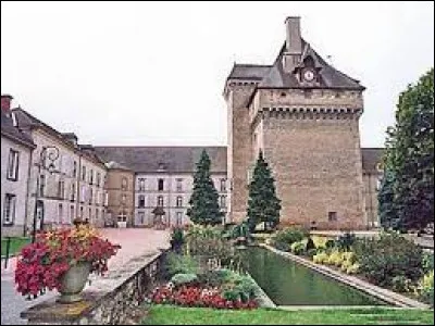 Cette petite ville de 3600 habitants du département de l'Allier, située entre Vichy et Moulins, c'est Varennes sur ...