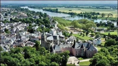 Cette petite ville de 6500 habitants, située dans le département du Loiret, près d'Orléans, c'est Meung sur ...