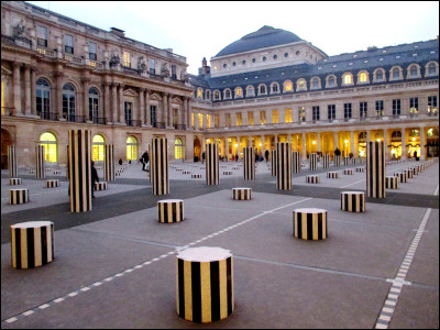 A quel artiste doit-on les colonnes installées dans la cour d'honneur du Palais-Royal à Paris ?