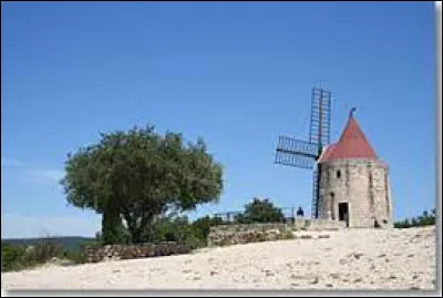 Vous avez sur cette image le moulin de Daudet. Pour le voir, direction la commune de ...