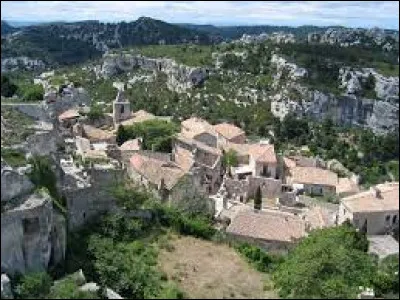Commune Bucco-Rhodanienne, elle est classée parmi les Plus Beaux Villages de France. Il s'agit ...