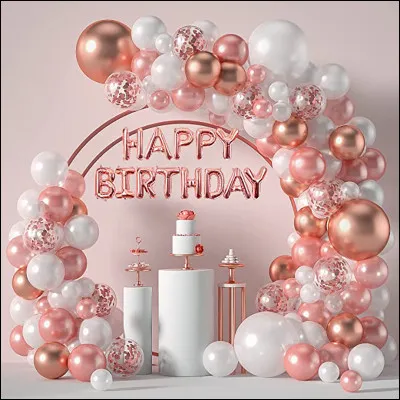 En parlant de nourriture, généralement, dans un anniversaire, il y a un gâteau, mais aussi des...