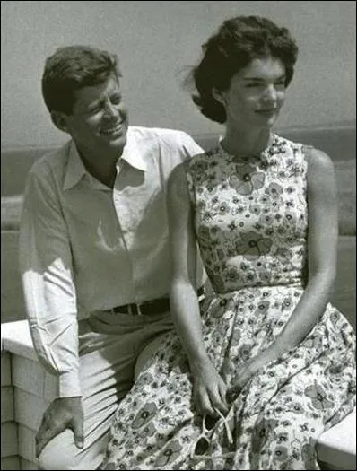 Les deux premires rencontres de Jackie et John Kennedy se firent en 51 et en 52...