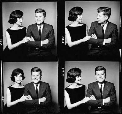 Lorsqu'en Mai 1953, John lui demande sa main, que fait-elle ?