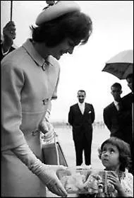 La robe de marie de Jackie, traditionnelle, fut choisie ?