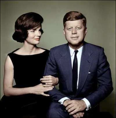 Le 31 Mai 1961, Jackie et John taient en visite officielle en France. La foule hurlait 'Jackiii, Jackii'. Que dit John aux journalistes ?