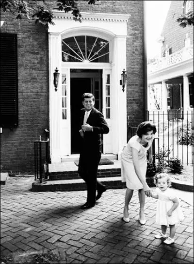 Quelle personnalit dit de Jackie, aprs une rception officielle, 'L'arme la plus puissante des Etats-Unis, Madame la Prsidente ! '