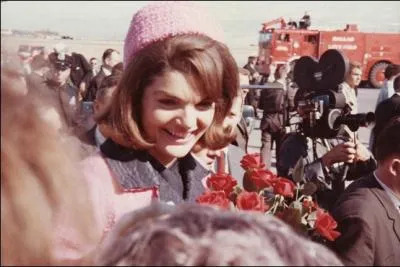 Le 22 novembre 1963, elle dcida d'accompagner JFK au Texas. Elle s'tonna d'une chose  son arrive  Dallas, laquelle ?