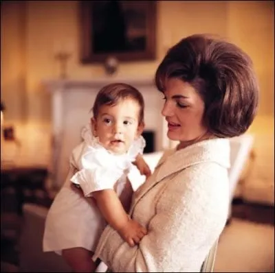 Aprs le drame, elle assista  la prestation officielle de serment de L B Johnson. Que refusa-t-elle de faire alors ?