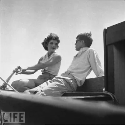 Jacqueline Bouvier tait d'ascendance franaise par son pre, John Vernou Bouvier III, dit 'Black Jack'. De qui descendait-il ?