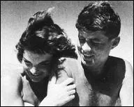 Son pre travaillait dans la 'Bourse'. O vivait la famille, les parents avec Jackie et sa soeur Caroline Lee ?