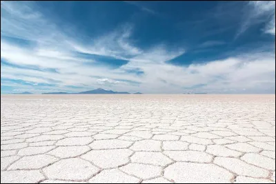 Dans quel pays ''Le Salar de Uyuni'', le plus vaste désert de sel du monde est-il situé ?