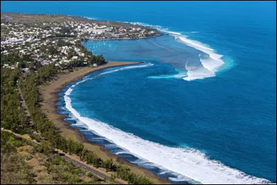 L'Étang-Salé (ou Étang-Salé) est une commune de quelle île appelée autrefois l'île Bourbon ?