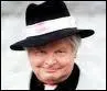Benny Hill fait une apparition dans 'Pendez-les haut et court' de Ted Post avec ?