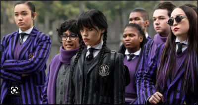 Dans quel club Mercredi est-elle ?