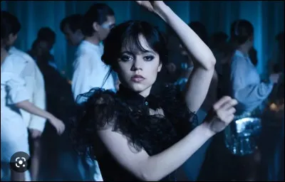 Avec qui est-elle allée au bal ?