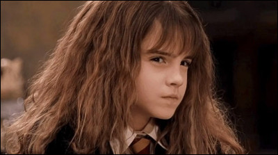 Dans ''Harry Potter à l'école des sorciers'', c'est Hermione qui demande la signification du surnom de Nick-Quasi-sans-tête.