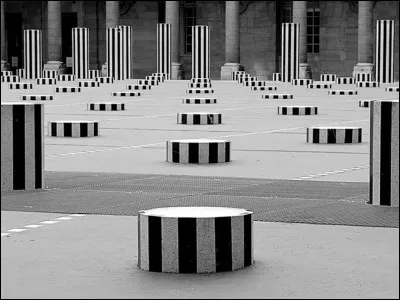 Quel est le prénom de Buren, artiste plasticien entre autres, concepteur-réalisateur des colonnes du même nom à Paris ?