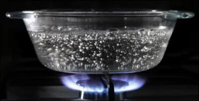 L'eau boue à combien de degrés au sommet de L'Everest ?