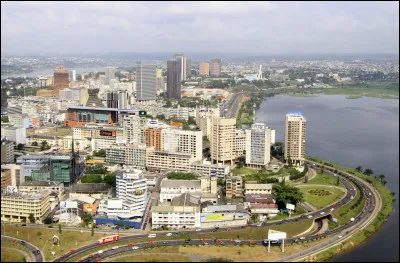 Quelle est la ville de la Côte d'Ivoire la plus peuplée avec 5,62 millions d'habitants capitale économique et industrielle du pays ?