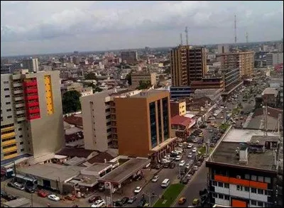 Quelle est la ville du Cameroun la plus peuplée avec 4,03 millions d'habitants, capitale économique et financière du pays ?