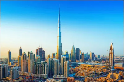Quelle est la ville des Émirat arabes unis la plus peuplée avec 3,10 millions d'habitants, ville touristique et de loisirs, célèbre pour la Burj Khalifa, l'immeuble le plus haut du monde ( 828 mètres) ?