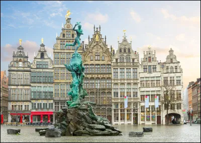 Quelle est la ville de Belgique la plus peuplée avec 0,52 millions d'habitants, coeur mondial de l'industrie diamantaire ?