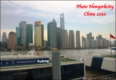 Quelle est la ville de Chine la plus peuplée avec 27,80 millions d'habitants, centre majeur de l'économie et de la finance dans le monde, connue par son quartier neuf de Pudong ?