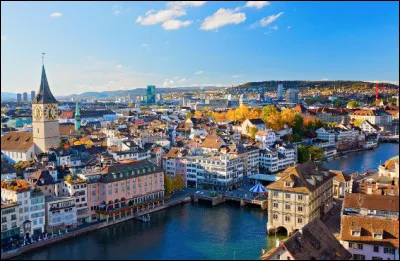 Quelle est la ville de Suisse la plus peuplée avec 0,42 millions d'habitants, situé au bord du lac et dans le canton des mêmes noms; centre économique et financier international ?