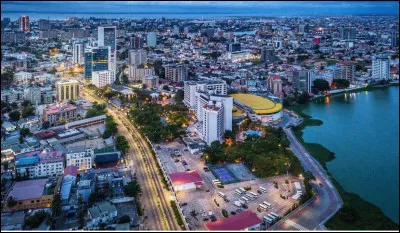 Quelle est la ville du Nigéria la plus peuplée avec 15,38 millions d'habitants, deuxième plus grande ville d'Afrique, centre industriel et commercial majeur du pays ?