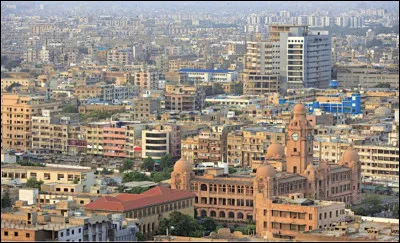 Quelle est la ville du Pakistan la plus peuplée avec 14,91 millions d'habitants, capitale économique et financière du pays ?