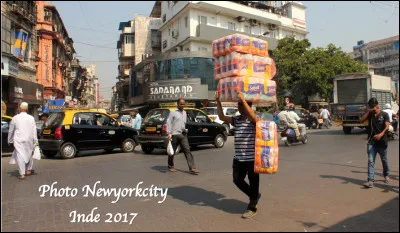 Quelle est la ville d'Inde la plus peuplée avec 12,50 millions d'habitants, capitale commerciale et financière du pays, cité connue mondialement pour son industrie cinématographique sous le nom de "Bollywood" ?