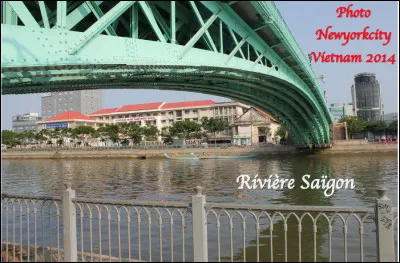 Quelle est la ville du Vietnam la plus peuplée avec 8,25 millions d'habitants, capitale économique du pays, située sur la rive droite de la rivière Saïgon ?