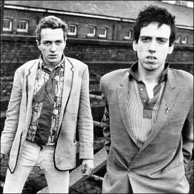 Quel groupe mené par Joe Strummer et Mick Jones a sorti lalbum "London Calling" ?