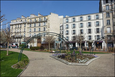 Qui a une place célébrant son nom dans un arrondissement de Paris ?