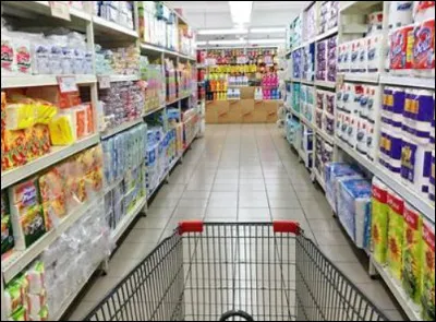 Tu fais les courses avec ta mère. Vous arrivez en caisse. Ta mère n'a pas assez d'argent pour payer les courses, tu as 30 € sur toi. Que fais-tu ?