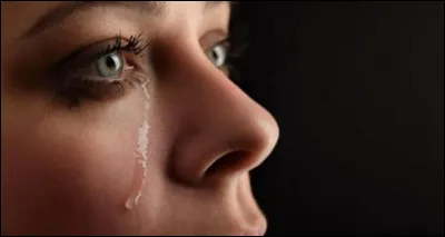 Ton ami(e) pleure dans un coin de la cour. Que fais-tu ?