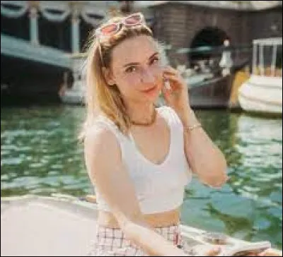 Qui est cette youtubeuse ?