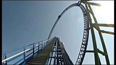 C'est Intamin qui a construit Hyper Coaster.