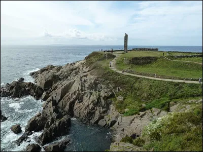 Le cénotaphe de Plougonvelin (Finistère) est [... ?...] de quinze mètres de haut surplombé d'un buste de femme dévorée par le chagrin. (Complétez les crochets !)