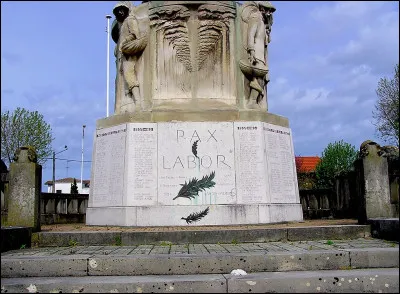 Au total, combien de monuments français sont-ils classés parmi les oeuvres à caractère pacifiste ?