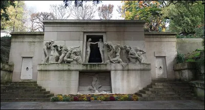 Parmi les plus anciens monuments à caractère "pacifiste" [...pourquoi ?] figure celui de Bartholomey, inauguré en 1899 au cimetière du Père-Lachaise.
