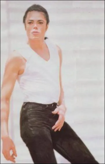 Cette image est extraite d'un clip, celui de quelle chanson ?