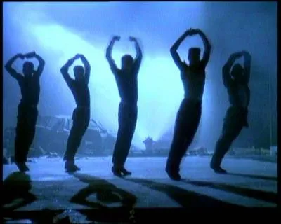 Cette image est extraite d'un clip, celui de quelle chanson ?