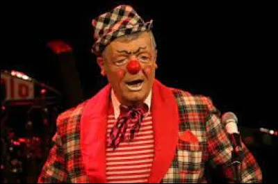 Comment nomme-t-on ce clown, comparse du clown blanc au cirque ?