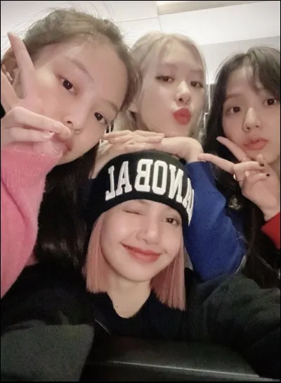 Jisoo considère ______ comme sa femme, _______ comme son bras droit et _______ comme son bras gauche.